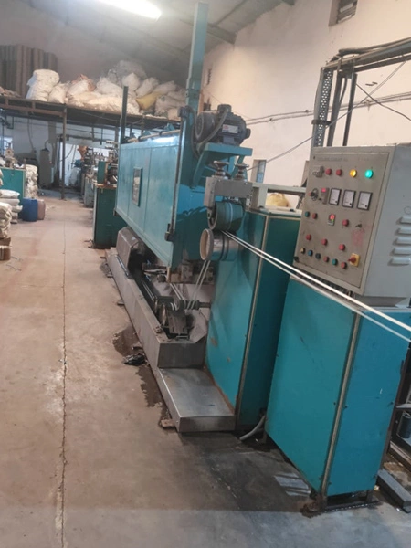 Automated packing line with strapping machines